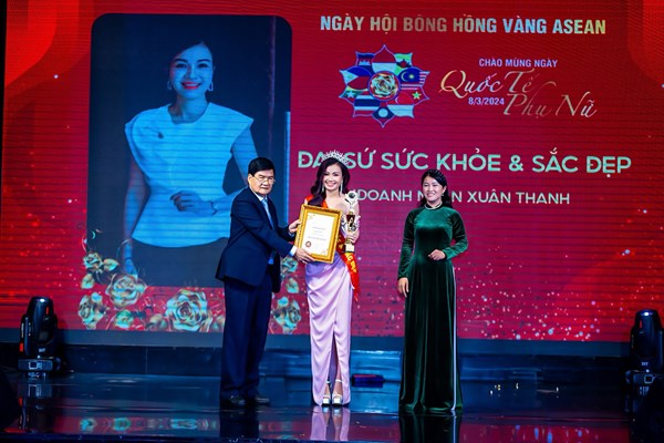 Vợ chồng ca sĩ Tuấn Anh nhận cúp Bông hồng vàng Asean 2024 - Anh 1