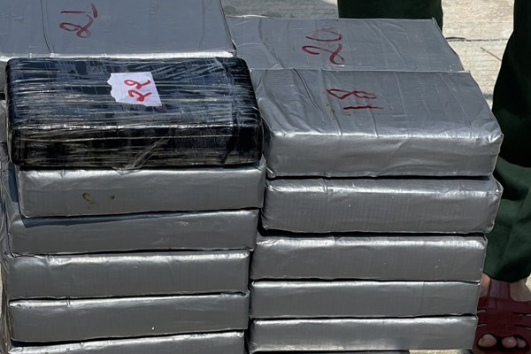 Liên tục phát hiện ma túy trôi dạt vào bờ biển ở Quảng Ngãi - Anh 1