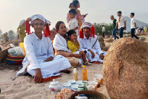 Đặc sắc lễ tảo mộ của đồng bào Chăm Bà Ni - Anh 8