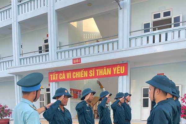 Để những “chàng tân binh” vững vàng trong quân ngũ - Anh 1