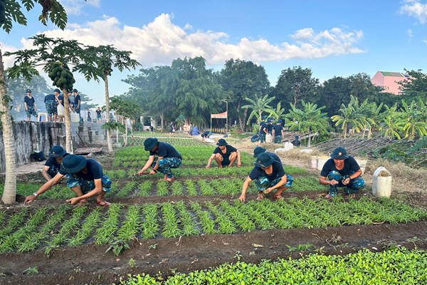 Để những “chàng tân binh” vững vàng trong quân ngũ - Anh 3