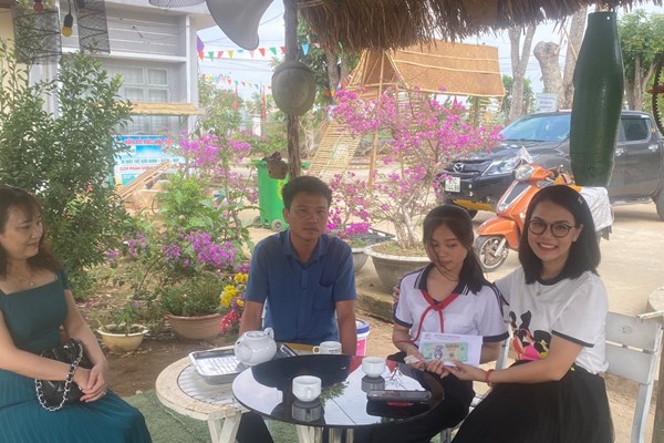Báo Văn Hoá cùng Công ty Đức Bảo Kon Tum trao 50 triệu đồng hỗ trợ gia đình học sinh có 3 người bị ung thư - Anh 1