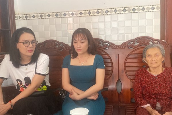 Báo Văn Hoá cùng Công ty Đức Bảo Kon Tum trao 50 triệu đồng hỗ trợ gia đình học sinh có 3 người bị ung thư - Anh 2