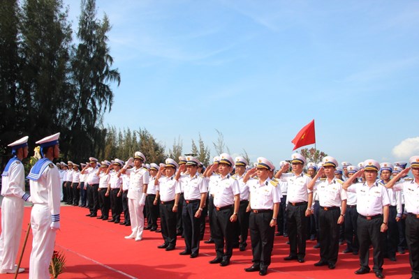 Dâng hương tưởng niệm 64 anh hùng, liệt sĩ tại Khu tưởng niệm chiến sĩ Gạc Ma - Anh 3