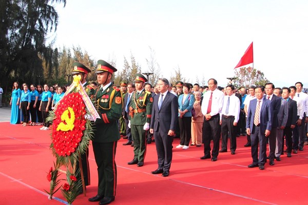 Dâng hương tưởng niệm 64 anh hùng, liệt sĩ tại Khu tưởng niệm chiến sĩ Gạc Ma - Anh 1