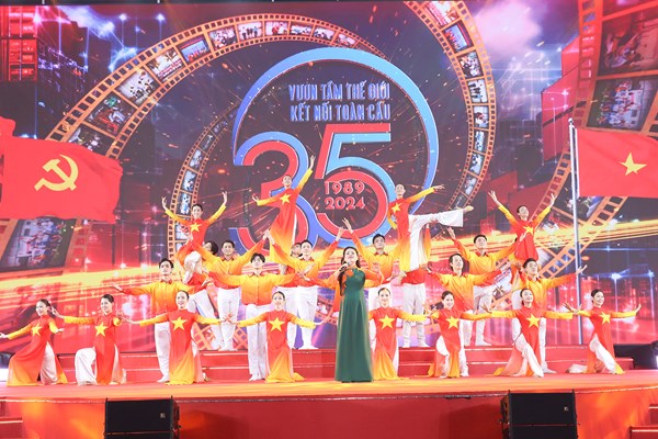 Nhà khai thác cảng biển lớn nhất Việt Nam đón nhận Anh hùng Lao động - Anh 4