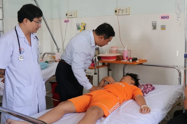 Khẩn trương điều trị bệnh nhân ngộ độc thực phẩm tại quán cơm gà tại Nha Trang - Anh 1