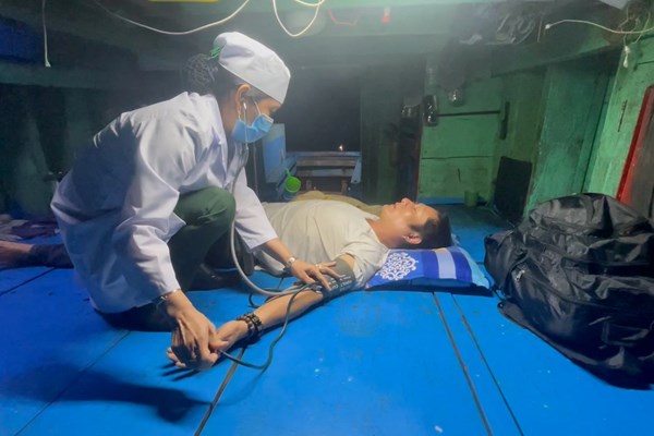 Hỗ trợ cấp cứu đưa ngư dân bị đột quỵ khi đang hành nghề trên biển - Anh 1