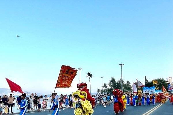 “Thành phố biển Nha Trang - Khánh Hòa phồn vinh và hạnh phúc” - Anh 4