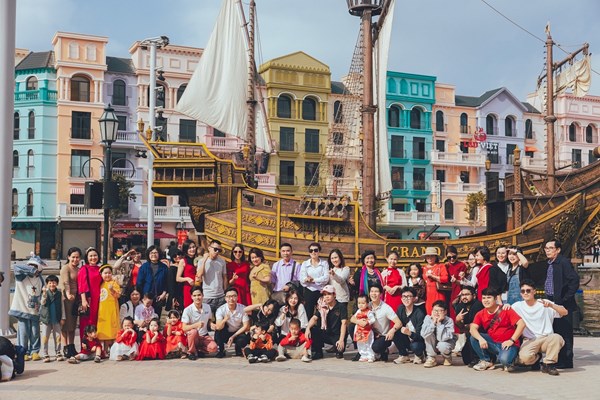 Grand World thành “phố thời trang” khi đón cả ngàn du khách tới check-in mỗi ngày - Anh 3