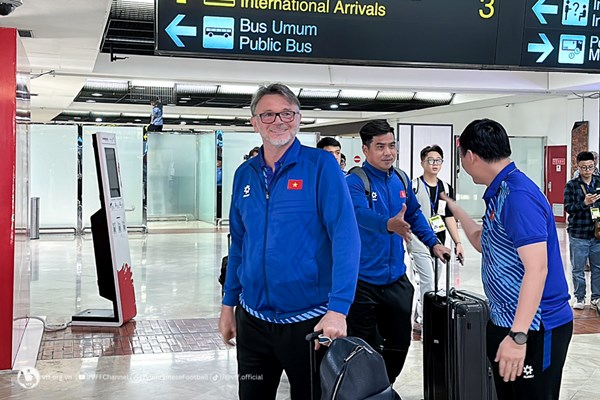 Tuyển Việt Nam đã đến Indonesia, sẵn sàng cho vòng loại World Cup 2026 - Anh 2