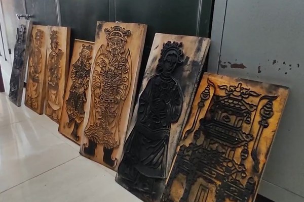 Người đàn ông đột nhập vào phòng tranh trộm đi 11 mộc bản - Anh 2