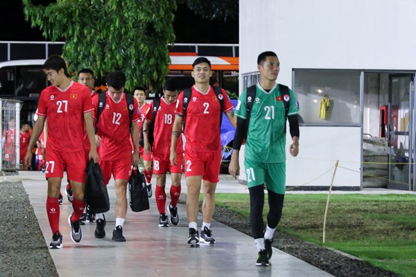 Tuyển Việt Nam tập buổi đầu tiên tại Jakarta - Anh 1