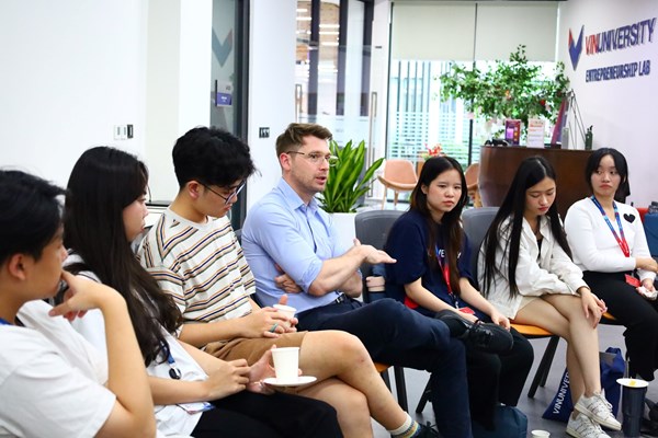 Dạy triết ở Trường ĐH VinUni: “Chúng tôi không truyền giảng mà giúp sinh viên trở thành người kiến tạo” - Anh 2
