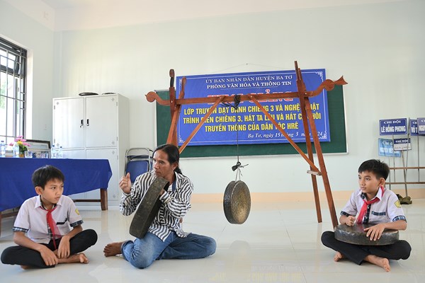 Đưa làn điệu dân ca Hrê bay xa - Anh 1