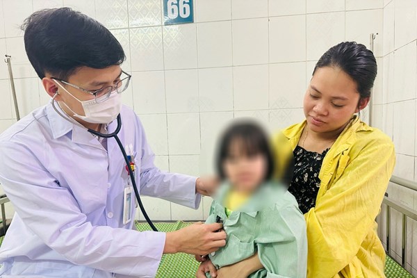 Gia tăng người già, trẻ em nhập viện do thời tiết nồm ẩm - Anh 1
