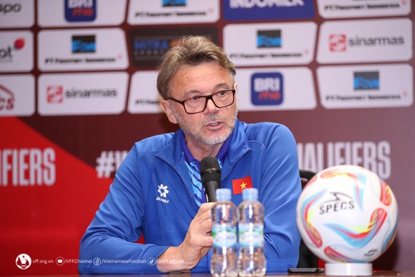 HLV Troussier: Tuyển Việt Nam sẵn sàng vượt qua thử thách - Anh 1