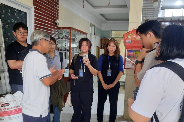 Đưa sinh viên nước ngoài đến tìm hiểu làng nghề truyền thống Đà Nẵng - Anh 1