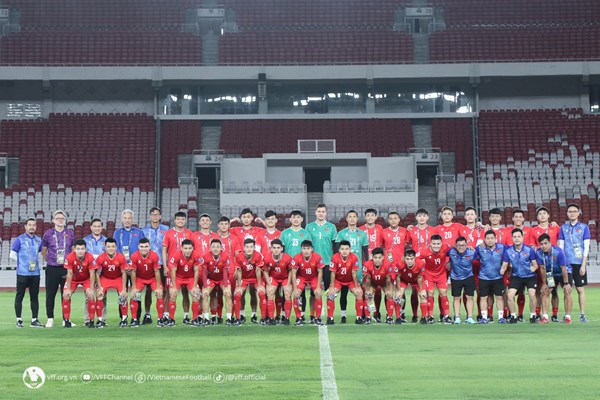Tuyển Việt Nam tham quan “chảo lửa” Gelora Bung Karno trước trận gặp Indonesia - Anh 3