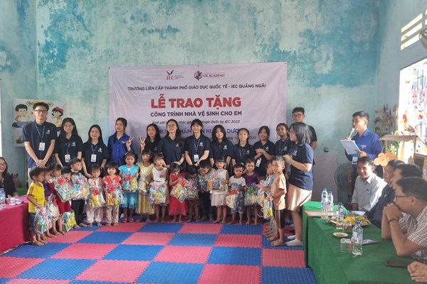 Xây dựng nhà vệ sinh, mang niềm vui đến với học sinh miền núi - Anh 3