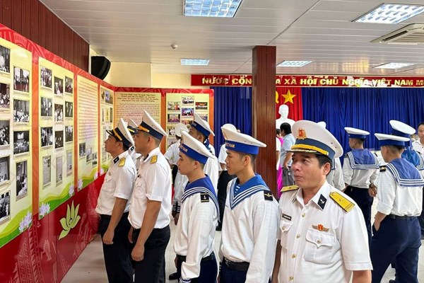 Triển lãm hơn 100 ảnh “Bác Tôn với Mặt trận Tổ quốc Việt Nam” - Anh 2