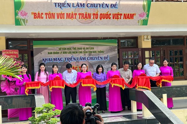 Triển lãm hơn 100 ảnh “Bác Tôn với Mặt trận Tổ quốc Việt Nam” - Anh 1