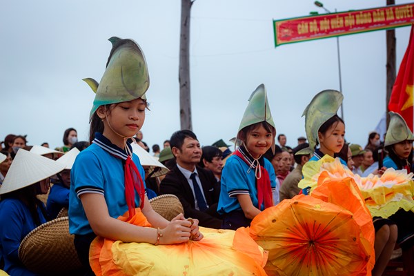Quảng Bình: Ngư dân góp tiền mua lại cá voi bị đánh bắt thả về biển - Anh 2