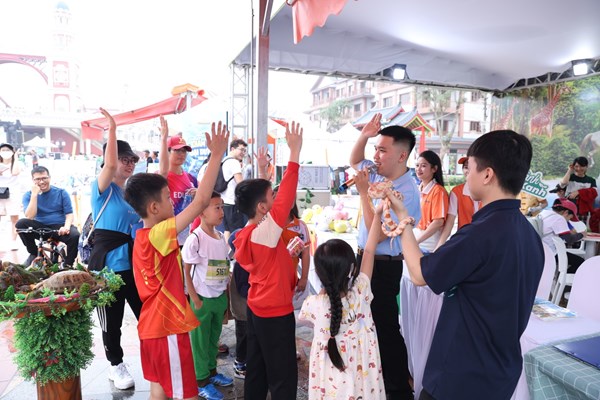 Hàng chục nghìn người “cháy” hết mình tại sự kiện vì môi trường “Ngày hội xanh” - Anh 5