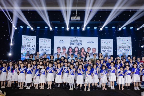 Hơn 400 thí sinh tham gia bán kết Siêu mẫu nhí toàn năng khu vực miền Bắc - Anh 3
