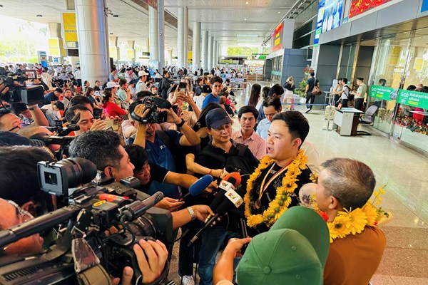Nhà vô địch thế giới Trần Quyết Chiến và Bao Phương Vinh được chào đón nồng nhiệt trong ngày về nước - Anh 1