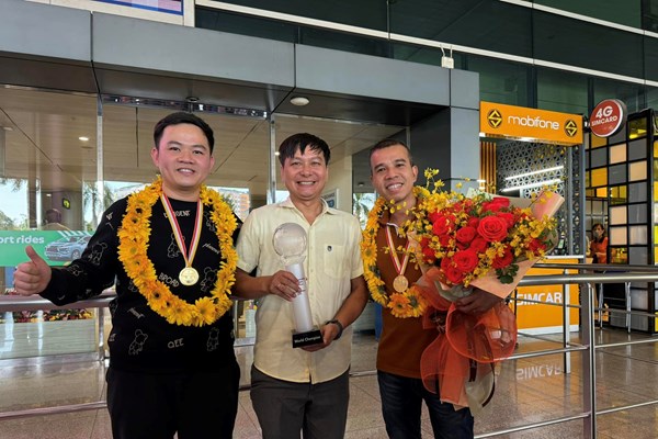 Nhà vô địch thế giới Trần Quyết Chiến và Bao Phương Vinh được chào đón nồng nhiệt trong ngày về nước - Anh 2