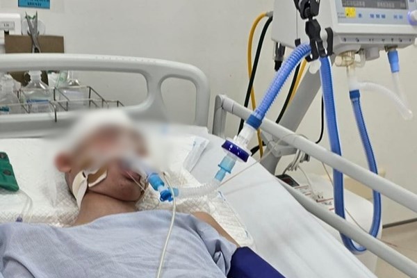 Hà Nội: Khởi tố vụ án, khởi tố bị can, bắt tam giam đối tượng gây thương tích nặng cho học sinh lớp 8 - Anh 1