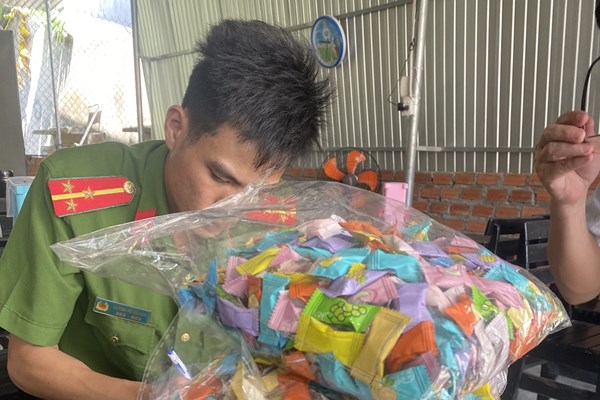 Ăn kẹo không rõ nguồn gốc, 15 học sinh có biểu hiện ngộ độc - Anh 1