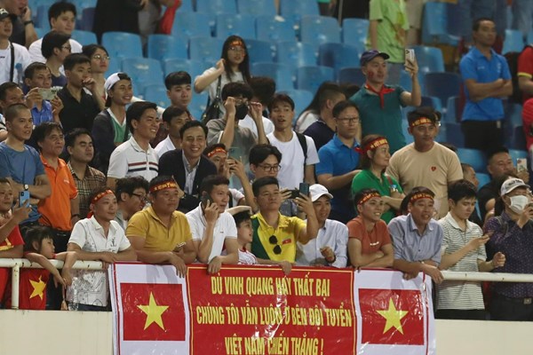 Luôn sát cánh, ủng hộ đội tuyển - Anh 1