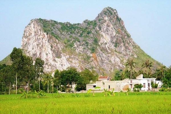Di tích quốc gia lèn Hai Vai (Diễn Châu, Nghệ An) bị đào bới nham nhở: UBND xã Minh Châu “cho phép” xâm phạm di tích - Anh 1