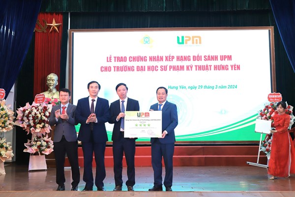 Trường ĐHSP Kỹ thuật Hưng Yên được Hệ thống xếp hạng đối sánh chất lượng UPM gắn 4 sao - Anh 1