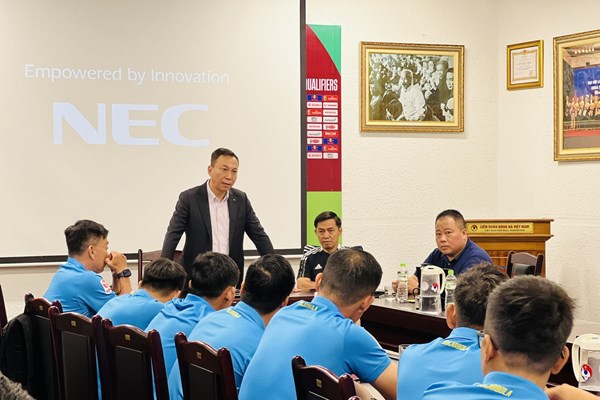 Trọng tài V.League tập huấn, rút kinh nghiệm công nghệ VAR - Anh 1