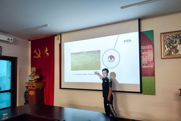 Trọng tài V.League tập huấn, rút kinh nghiệm công nghệ VAR - Anh 2