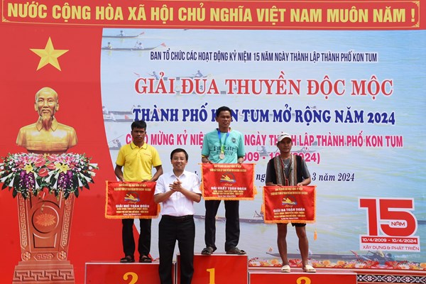 Kon Tum: Sôi nổi giải đua thuyền độc mộc trên sông Đăk Bla - Anh 4