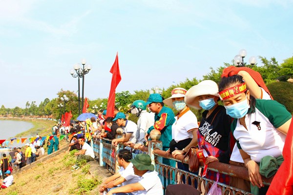 Kon Tum: Sôi nổi giải đua thuyền độc mộc trên sông Đăk Bla - Anh 3