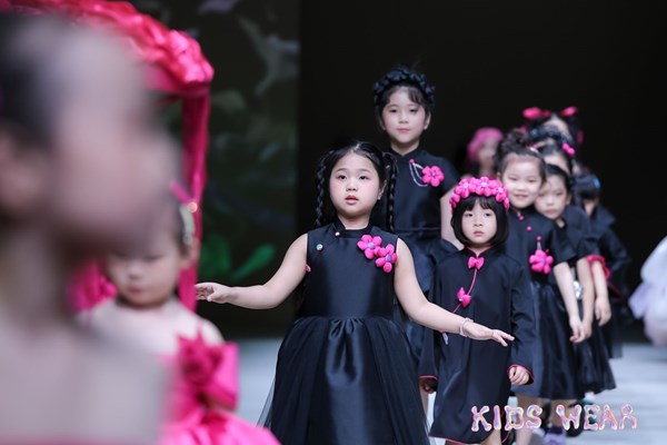 Mẫu nhí quảng bá văn hóa Việt tại Shanghai Fashion Week AW24 - Anh 2