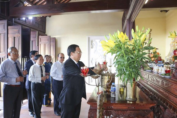 Bình Định: Dâng hoa, dâng hương tại Tượng đài chiến thắng Núi Bà - Anh 2