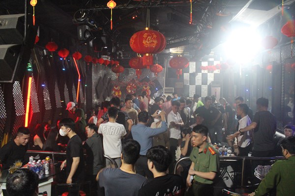 Phát hiện 29 người “bay lắc” trong quán bar dương tính với ma tuý - Anh 1