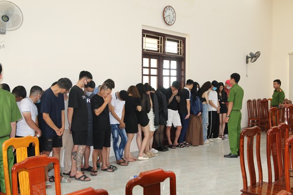 Phát hiện 29 người “bay lắc” trong quán bar dương tính với ma tuý - Anh 2