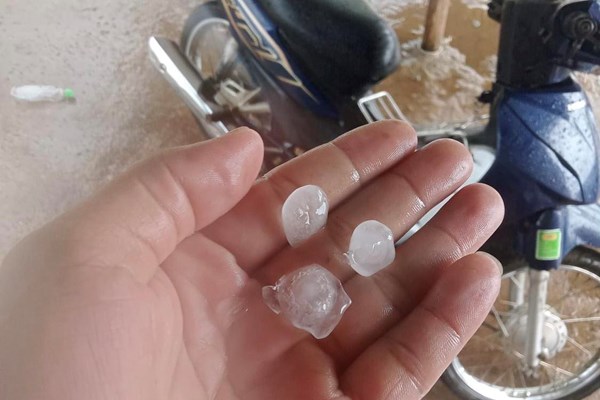 Xuất hiện mưa đá ở huyện miền núi Quảng Ngãi - Anh 1