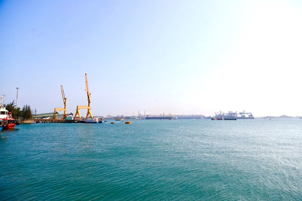 Lấn chiếm mặt biển, một doanh nghiệp ở Quảng Ngãi bị xử phạt 260 triệu đồng - Anh 1