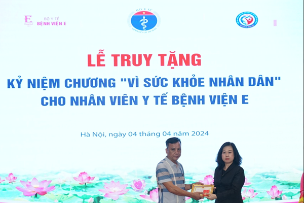 Truy tặng kỷ niệm chương “Vì sức khoẻ nhân dân”cho nữ hộ sinh hiến đa tạng - Anh 1