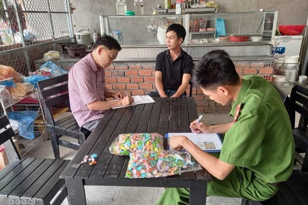Quảng Ngãi: Yêu cầu tăng cường giám sát, kiểm tra sau khi liên tiếp xảy ra ngộ độc thực phẩm - Anh 1