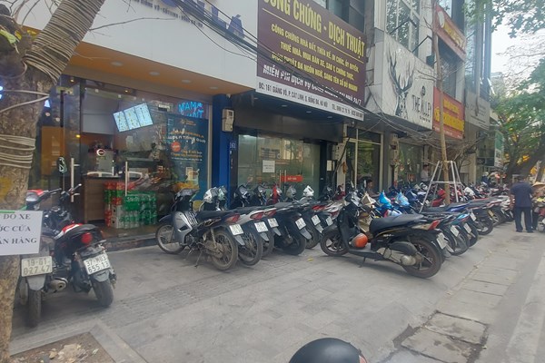 Giành lại vỉa hè Hà Nội: Như chưa hề có cuộc ra quân … - Anh 2