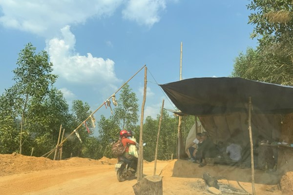 Bất ngờ với “trạm thu phí” trên đường Trường Sơn Đông - Anh 1